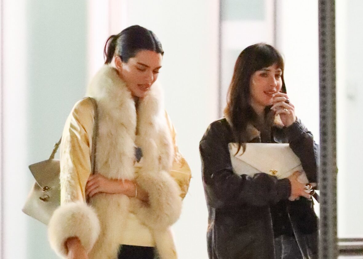 Kendall Jenner agus Dakota Johnson a’ coiseachd taobh ri taobh às deidh dinnear ann an Los Angeles air 25 Dàmhair, 2026