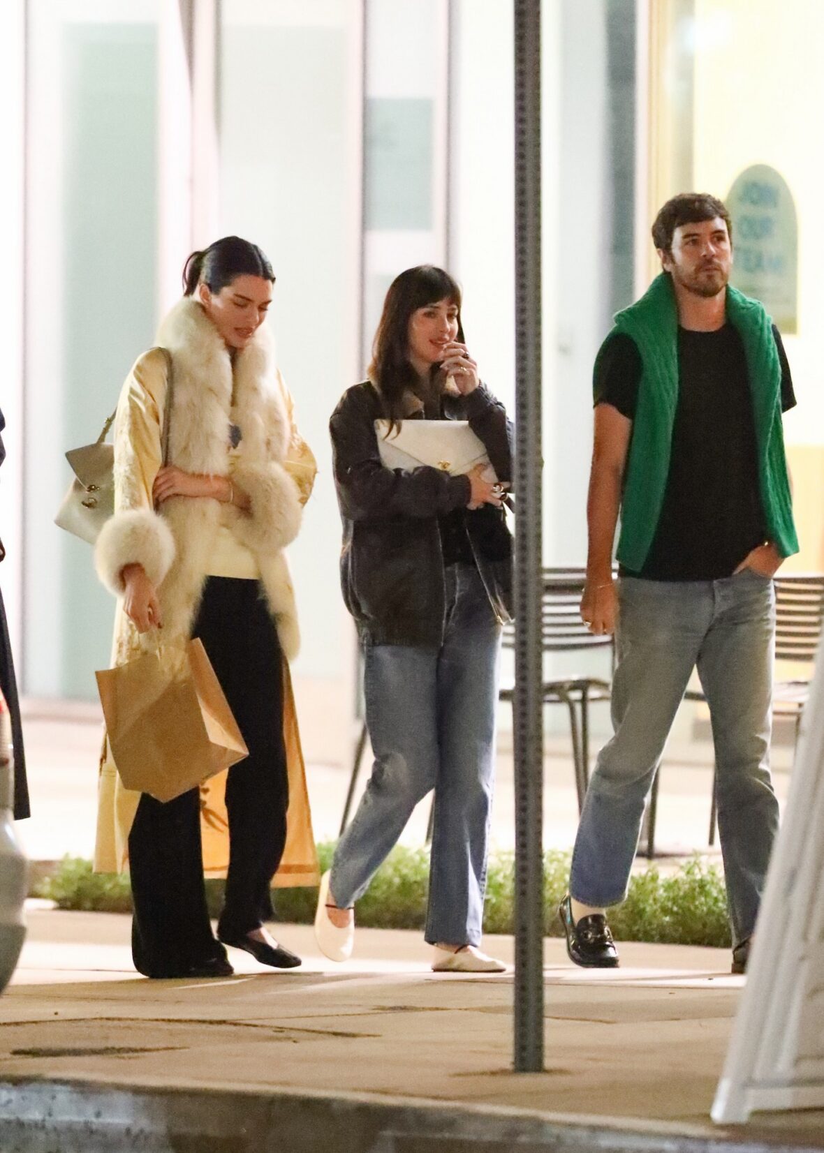 Kendall Jenner agus Dakota Johnson a’ coiseachd taobh ri taobh às deidh dinnear ann an Los Angeles air 25 Dàmhair, 2026