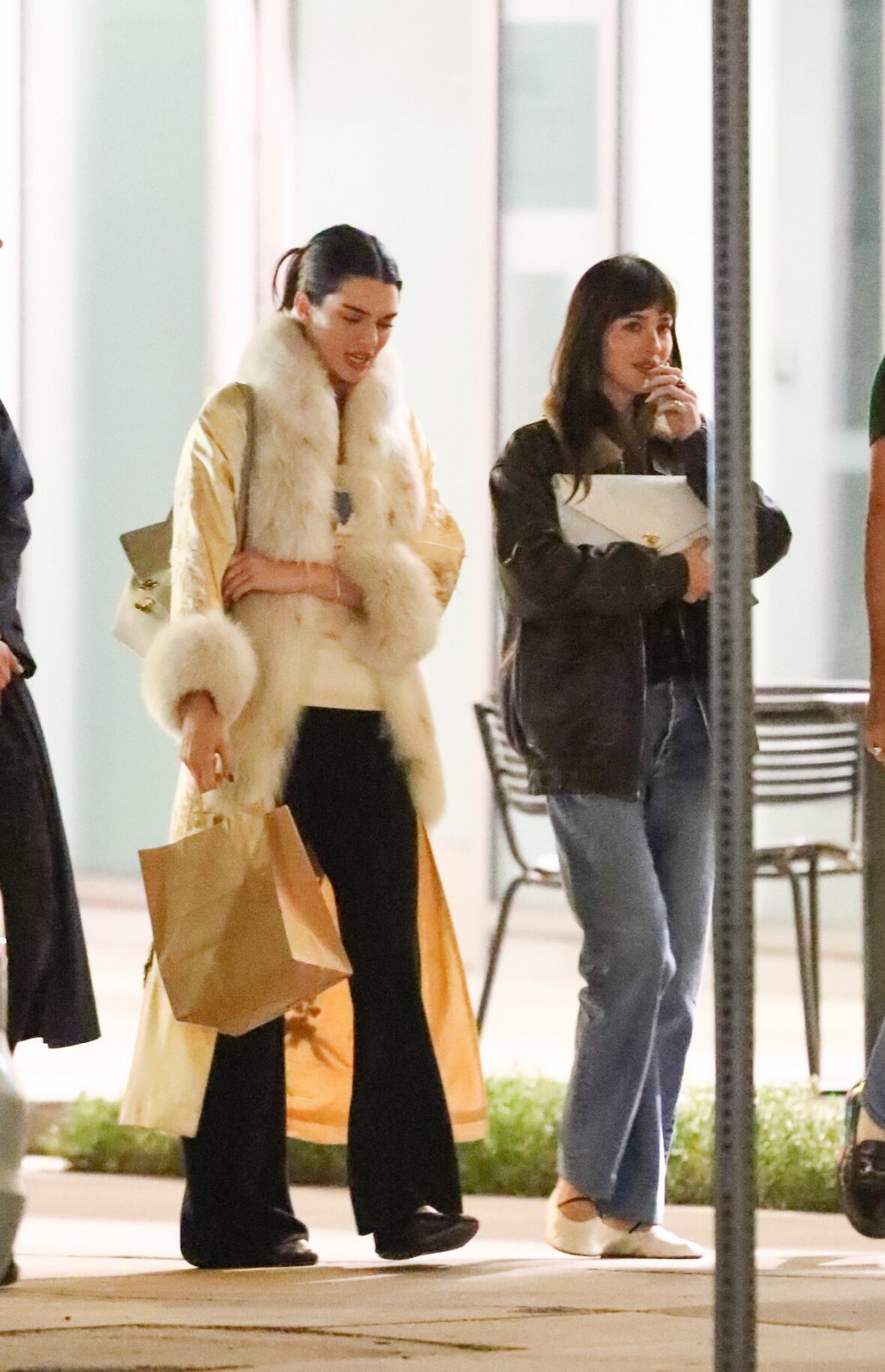 Kendall Jenner agus Dakota Johnson a’ coiseachd taobh ri taobh às deidh dinnear ann an Los Angeles air 25 Dàmhair, 2026