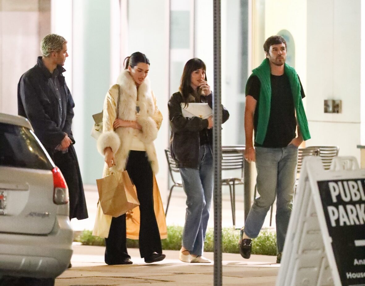 Kendall Jenner agus Dakota Johnson a’ coiseachd taobh ri taobh às deidh dinnear ann an Los Angeles air 25 Dàmhair, 2026