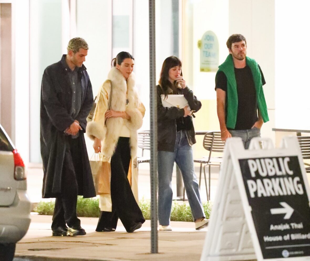 Kendall Jenner agus Dakota Johnson a’ coiseachd taobh ri taobh às deidh dinnear ann an Los Angeles air 25 Dàmhair, 2026
