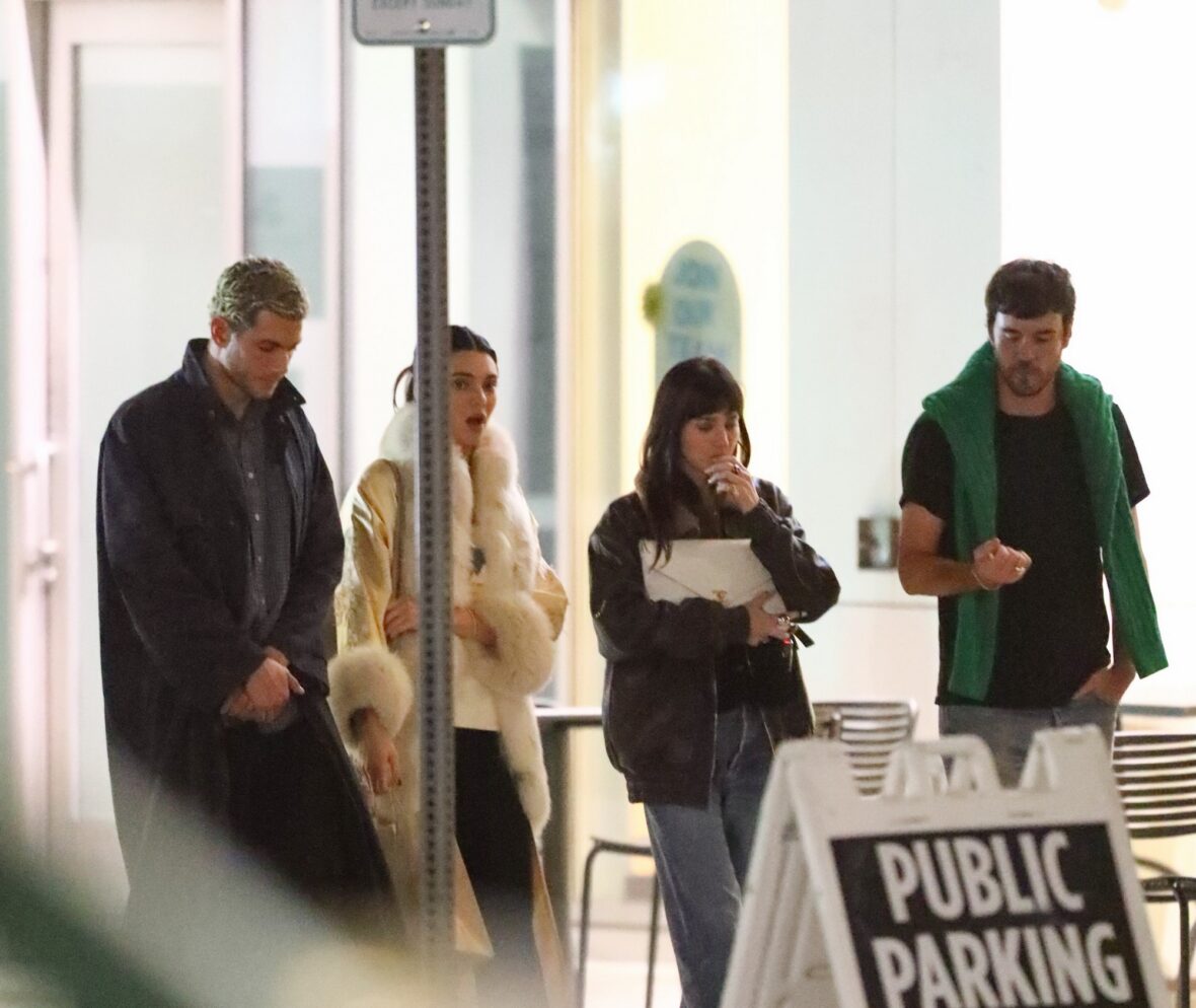 Kendall Jenner agus Dakota Johnson a’ coiseachd taobh ri taobh às deidh dinnear ann an Los Angeles air 25 Dàmhair, 2026