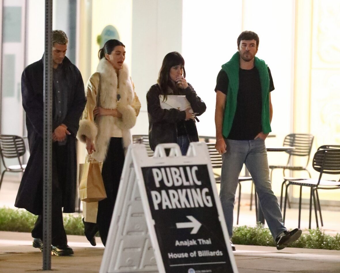 Kendall Jenner agus Dakota Johnson a’ coiseachd taobh ri taobh às deidh dinnear ann an Los Angeles air 25 Dàmhair, 2026