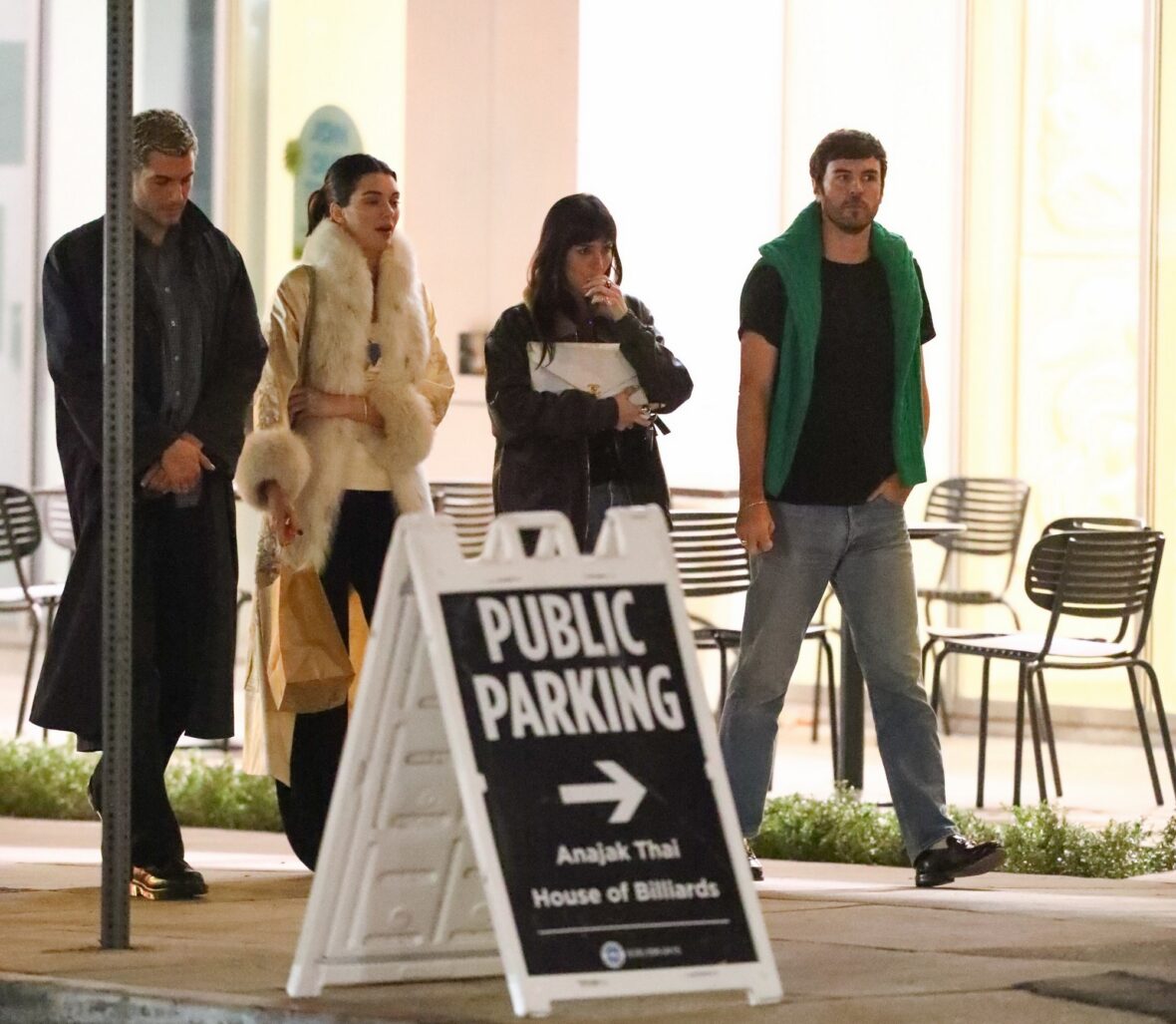 Kendall Jenner agus Dakota Johnson a’ coiseachd taobh ri taobh às deidh dinnear ann an Los Angeles air 25 Dàmhair, 2026