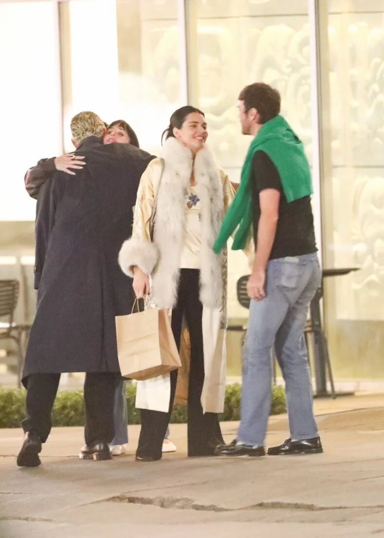 Kendall Jenner agus Dakota Johnson a’ coiseachd taobh ri taobh às deidh dinnear ann an Los Angeles air 25 Dàmhair, 2026