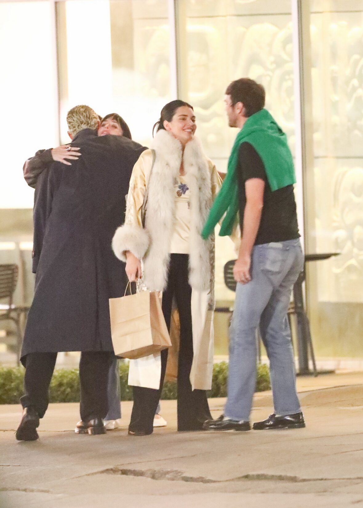 Kendall Jenner agus Dakota Johnson a’ coiseachd taobh ri taobh às deidh dinnear ann an Los Angeles air 25 Dàmhair, 2026