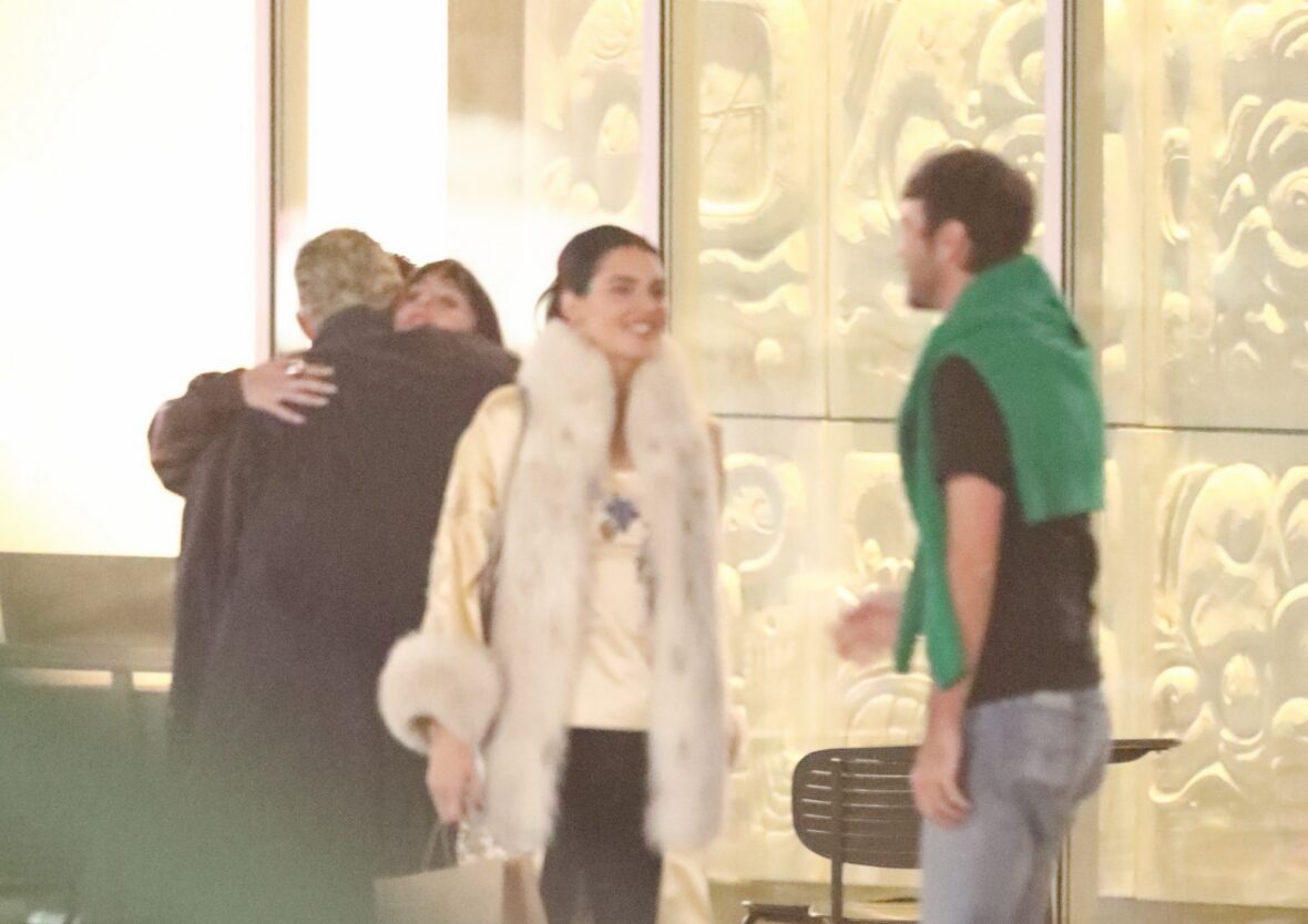Kendall Jenner agus Dakota Johnson a’ coiseachd taobh ri taobh às deidh dinnear ann an Los Angeles air 25 Dàmhair, 2026