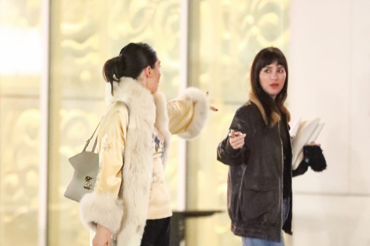 Kendall Jenner agus Dakota Johnson a’ coiseachd taobh ri taobh às deidh dinnear ann an Los Angeles air 25 Dàmhair, 2026
