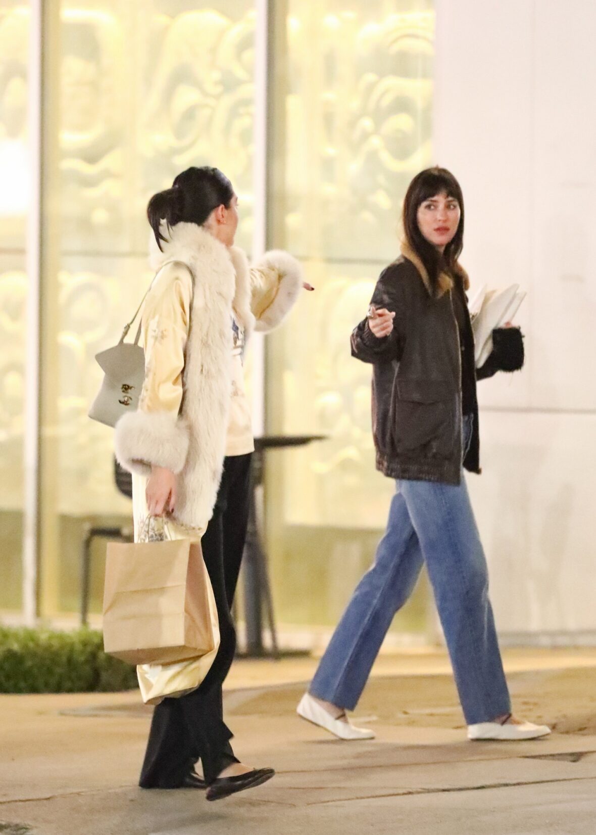 Kendall Jenner agus Dakota Johnson a’ coiseachd taobh ri taobh às deidh dinnear ann an Los Angeles air 25 Dàmhair, 2026