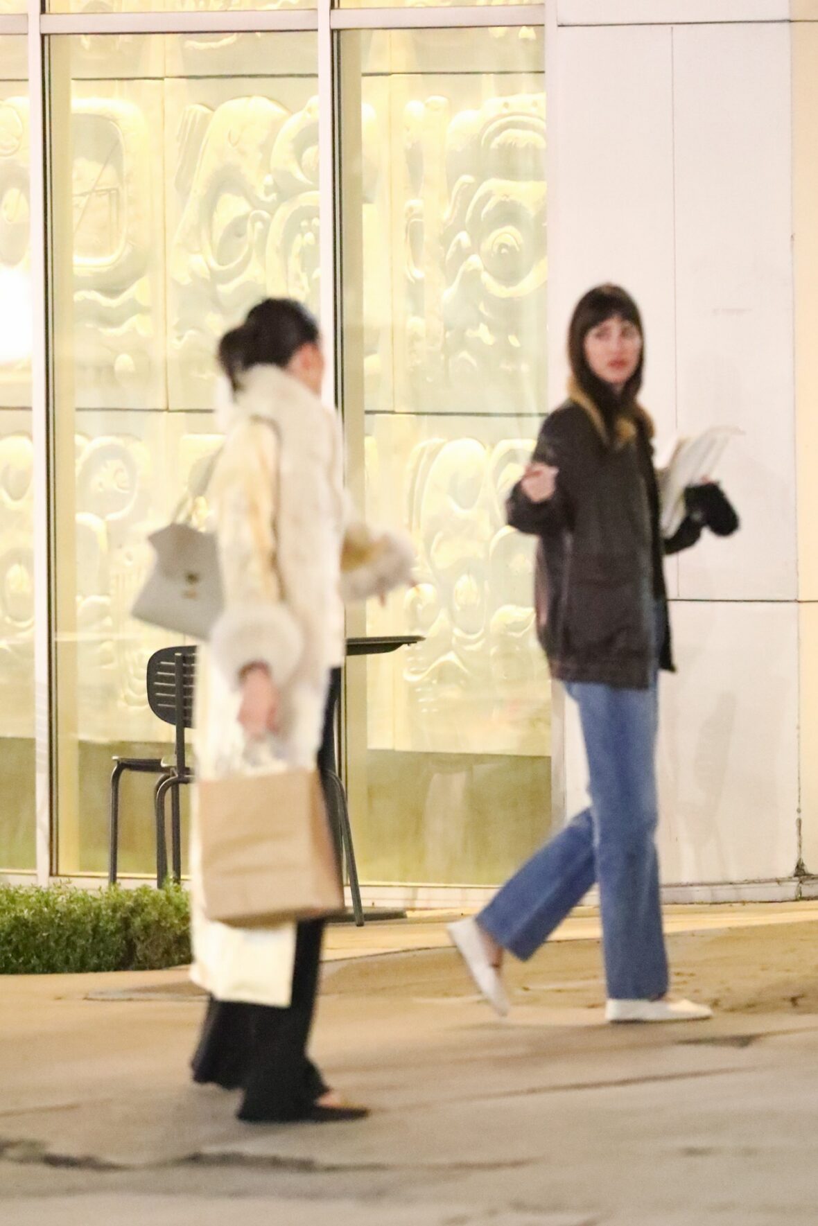 Kendall Jenner agus Dakota Johnson a’ coiseachd taobh ri taobh às deidh dinnear ann an Los Angeles air 25 Dàmhair, 2026