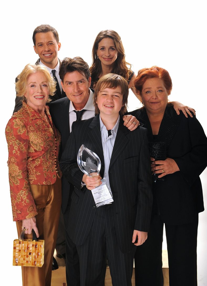 Two and a Half Men Cast Pose for a Photo at the 35th Annual People's Choice Awards